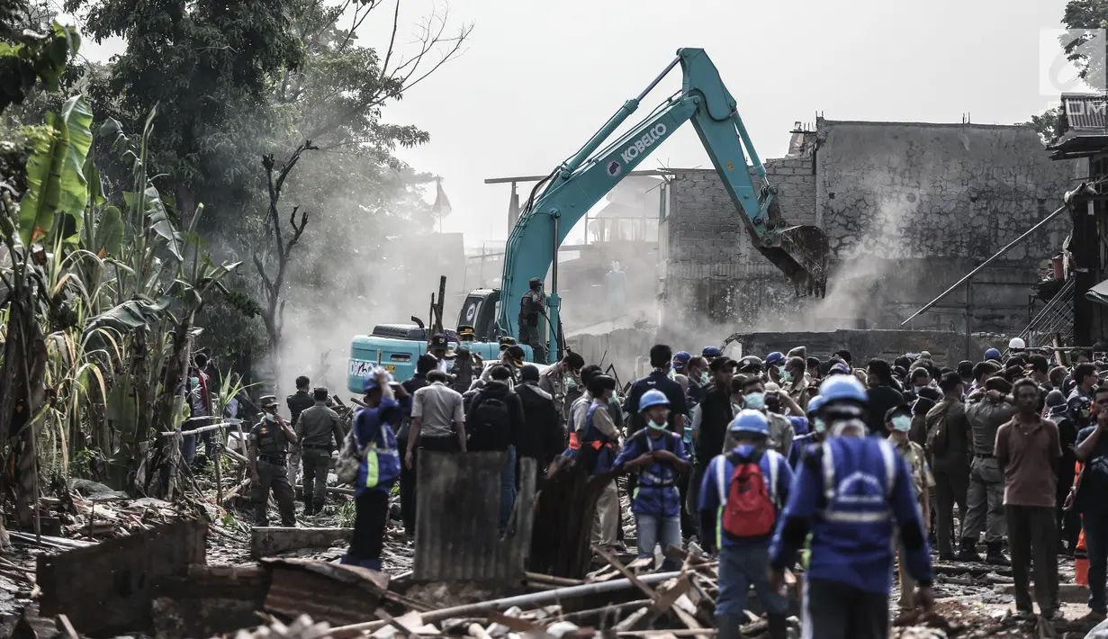 Sebuah alat berat digunakan untuk penertiban bangunan dikawasan bantaran Kali Ciliwung, Kelurahan Bukit Duri, Tebet, Jakarta, Selasa (11/7). Semuanya terpusat di RT 001, 002, 003, dan 004 RW 12 Kelurahan Bukit Duri. (Liputan6.com/Faizal Fanani)