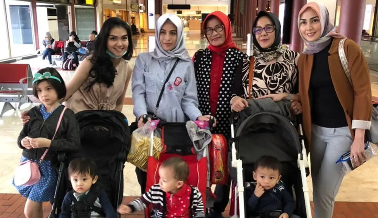 Tidak berlebihan, Fenita pun kerap tampil kasual seperti ini. Ia memakai celana jeans yang dipadukan dengan atasan hitam dan outer cokelat. Untuk hijabnya, Fenita memakai yang warnanya kombinasi. (Instagram/fenitarie)