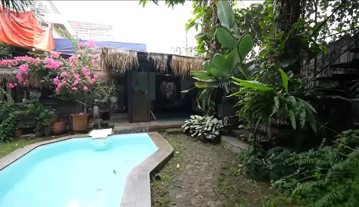 Aktor kelahiran Surabaya 43 tahun ini mengaku rumahnya dibangun diatas tanah seluas 700 meter. Kolam renang dengan kanan dan kiri tampak asri banyak tanaman. [YouTube/TAULANY TV]