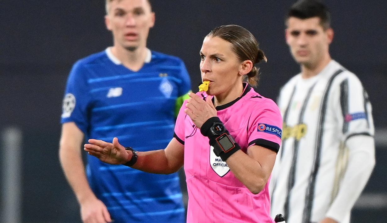 Wasit Prancis, Stephanie Frappart meniup peluit selama pertandingan Grup G Liga Champions antara Juventus vs Dynamo Kiev di Allianz Stadium, Kamis (3/12/2020) dinihari WIB. Frappart menjadi wasit perempuan pertama yang memimpin pertandingan Liga Champions men’s team. (Vincenzo PINTO/AFP)