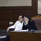 Terdakwa dugaan suap seleksi pengisian jabatan di Kementerian Agama, Haris Hasanuddin (kiri) saat menjalani sidang lanjutan di Pengadilan Tipikor, Jakarta, Rabu (10/7/2019). Sidang mendengar keterangan saksi. (Liputan6.com/Helmi Fithriansyah)