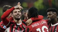 Pemain AC Milan merayakan gol yang dicetak ke gawang Lecce dalam laga giornata keenam Serie A Liga Italia di San Siro, Sabtu (28/9/2024) dini hari WIB. AC Milan menang telak 3-0 dalam laga ini. (AP Photo/Antonio Calanni)