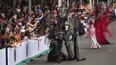 Peserta yang mengenakan kostum bertema HEAL (Kemanusiaan, Bumi, dan Kehidupan) mengikuti Jember Fashion Carnaval (JFC) ke-24 di Jember, Jawa Timur, Minggu (26/7/2026). (AFP/ Juni Krsiwanto)