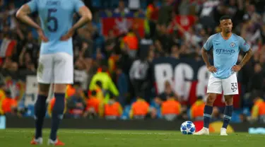 Ekspresi pemain Manchester City, Gabriel Jesus saat Lyon mencetak gol ke gawang mereka pada matchday pertama Grup F Liga Champions di Stadion Etihad, Manchester, Rabu (19/9). City menelan kekalahan 1-2 dari Lyon. (AP Photo/Dave Thompson)