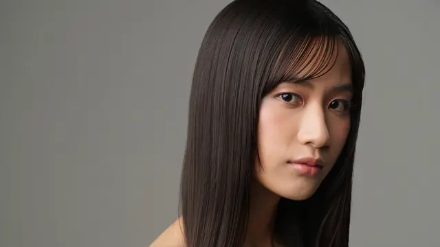 Model Rambut Wanita Panjang Lurus Poni Samping