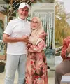 Berikut potret keharmonisan rumah tangga artis senior Mark Sungkar dengan istri barunya, Santi Asokawati. Tahun ini, pasangan ini sudah sembilan tahun menikah. Meski terpaut usia yang cukup jauh, yaitu 45 ttahun, tapi keduanya bisa menjalani rumah tangga harmonis. [Instagram/santiasokamala]