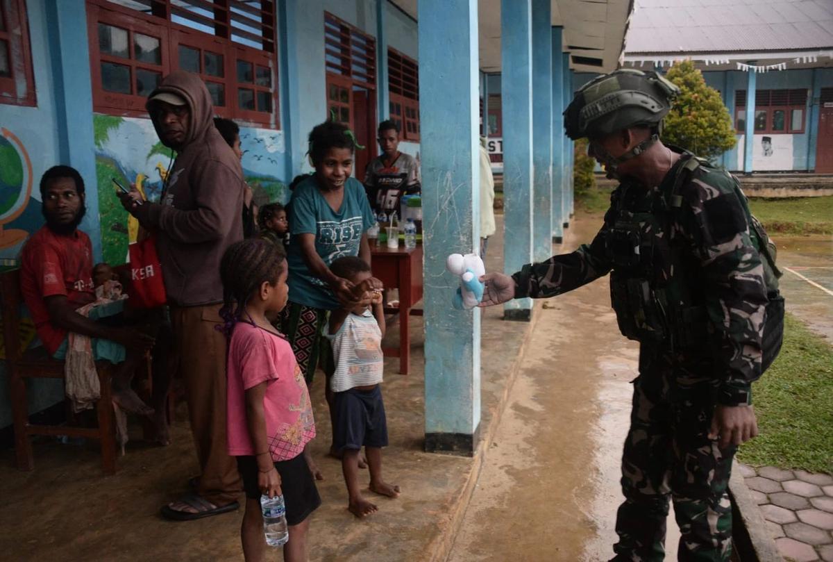 FOTO: Operasi TNI di Papua Tegas dan Humanis Amankan Warga