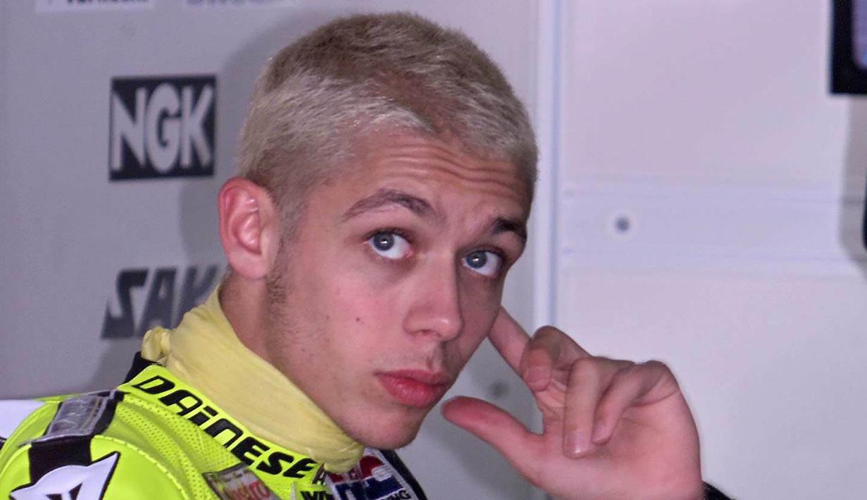 Pebalap MotoGP asal Italia, Valentino Rossi bergaya dengan rambut berwarna perak. (AFP/Toshifumi Kitamura)