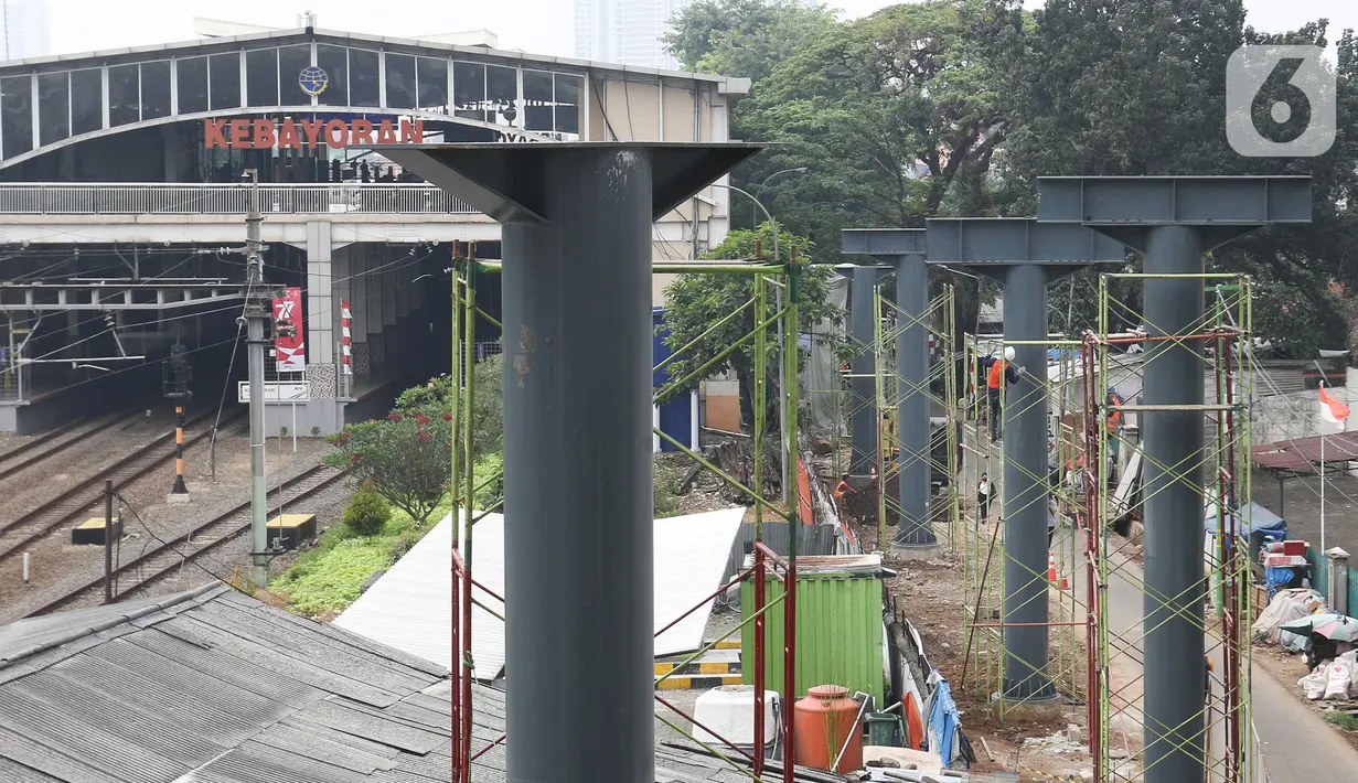 Pekerja sedang menyelesaikan pembangunan Skywalk di hatle transjakarta  koridor 8 di kawasan Kebayoran lama, Jakarta, Rabu (24/8/2022). Pengerjaan skywalk sepanjang 500 meter  akan di hubungkan ke halte transjakarta koridor 8, koridor 13 dan stasiun kebayoran yang berlangsung sejak Maret 2022 yang di targetkan akan rampung pada bulan oktober 2022, saat ini sudah mencapai 30 persen. (Liputan6.com/Herman Zakharia)