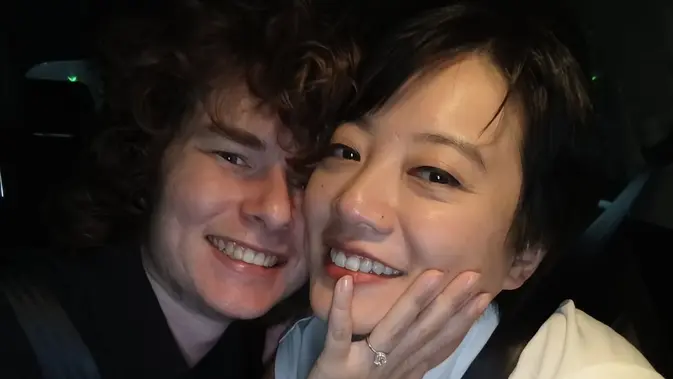 Charles Seaman Melamar Leony Vitria Hartanti, Mantan Bintang Trio Kwek Kwek, dalam Momen Romantis