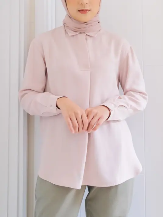 Kamu bisa memadukan Chino Pants dengan atasan apapun. Bisa dengan kemeja lengan panjang dengan cutting lurus untuk tampilan yang lebih clean