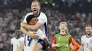 Selebrasi Striker Timnas Inggris, Harry Kane bersama Ollie Wwatkins merayakan kemenangan 2-1 atas Timnas Belanda usai berakhirnya laga semifinal Euro 2024 di Westfalenstadion, Dortmund, Jerman, Kamis (10/7/2024). (AP Photo/Martin Meissner)