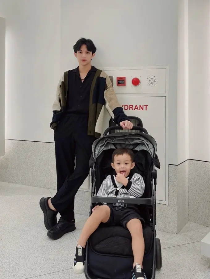 Rey Mbayang telaten rawat anak