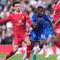 Moises Caicedo (tengah) mencoba memepertahankan bola dari rebutan Curtis Jones saat Liverpool bertanding melawan Chelsea di pekan ke delapan Premier League 2024/2025 di Anfield, Minggu (20/10/2024) malam WIB. (Jon Super/AP)