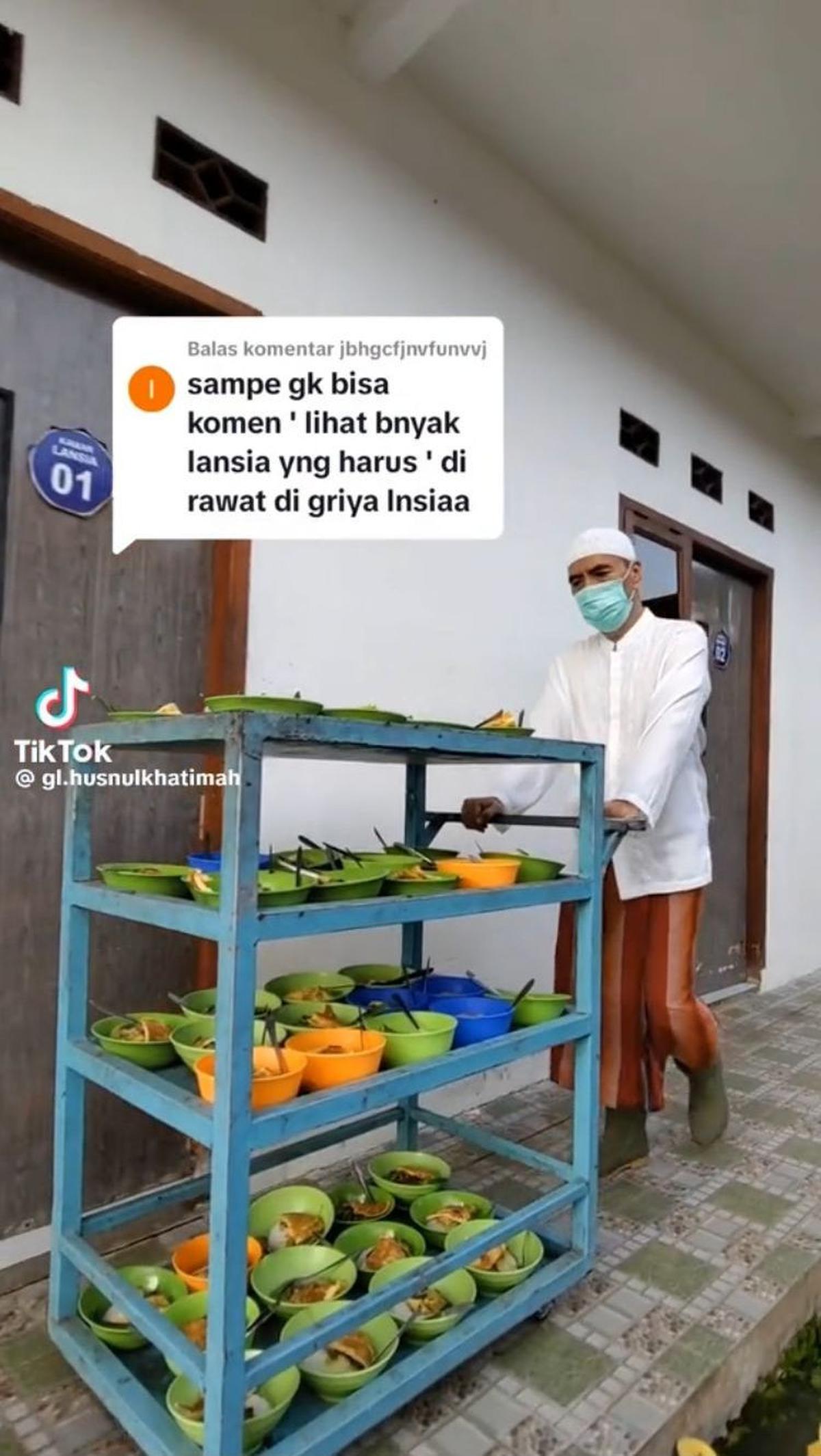 Setelah siap, makanan ini ditaruh di kereta dorong oleh seorang pria sebelum nantinya dibagikan untuk para lansia.