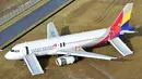 Pesawat Asiana Airlines nomor penerbangan OZ162 tergelincir di Bandara Hiroshima, Jepang, pada Selasa (14/4) malam waktu setempat, Rabu (15/4/2015). Sebanyak 23 orang dikabarkan mengalami luka-luka dalam peristiwa tersebut. (REUTERS/Kyodo)