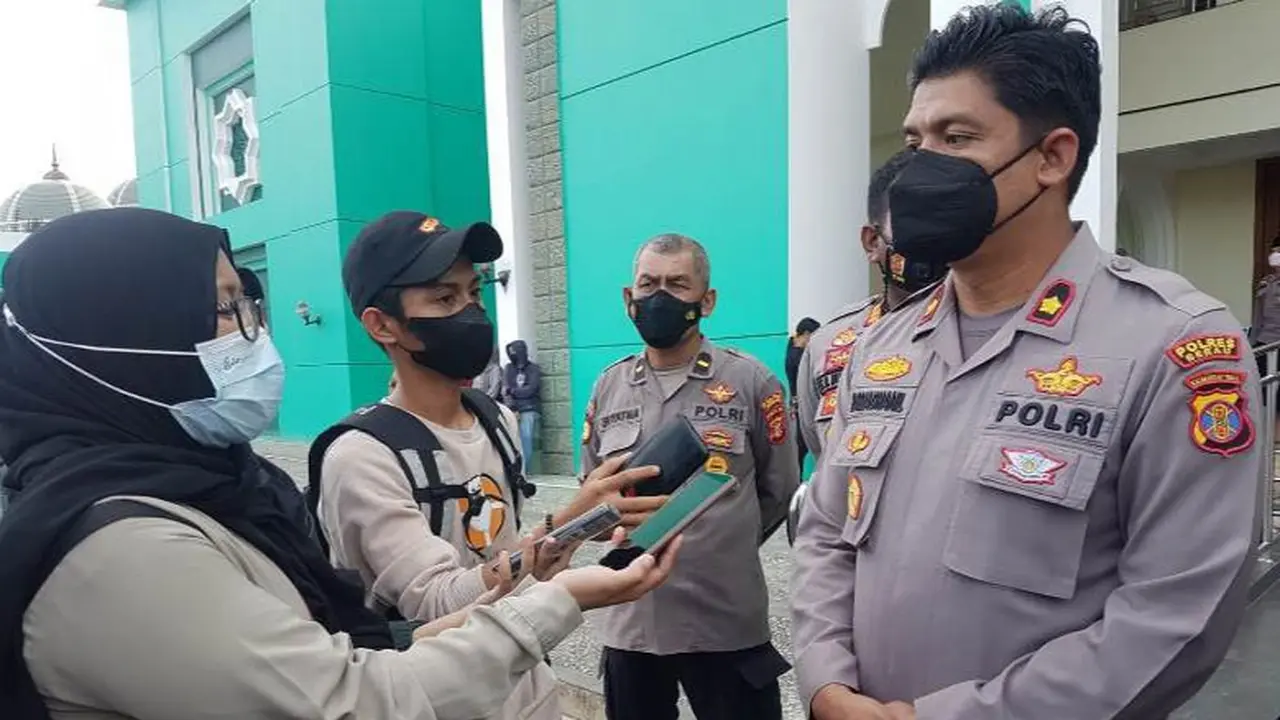 Kompol Ramadhanil yang sekilas mirip Shah Rukh Kha saat diwawancara wartawan