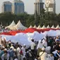 Massa membentangkan bendera Merah Putih saat mengikuti acara Munajat dan Maulid Akbar 2019 #ReuniMujahid212 di kawasan Monas, Jakarta, Senin (2/12/2019). Aksi dimulai dengan salat tahajud bersama pada pukul 03.00 WIB dan ditutup dengan doa yang berakhir pada 08.00 WIB. (Liputan6.com/Herman Zakharia)