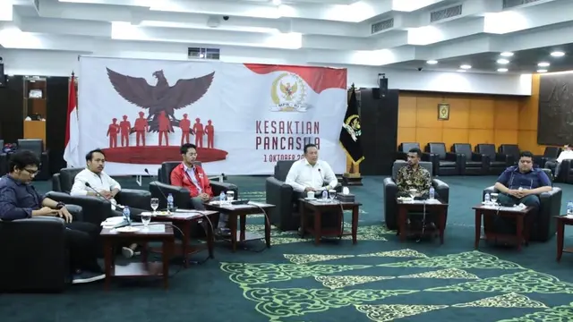 Bamsoet mengisi Sosialisasi Empat Pilar MPR RI kepada Bakornas Fokusmaker dan Anggota BEM dari lima Universitas Jakarta secara virtual (Foto:MPR)