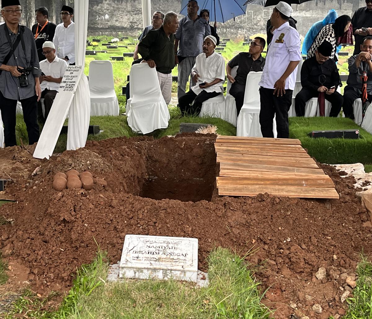 Suasana Pemakaman Suami Najwa Shihab di TPU Jeruk Purut