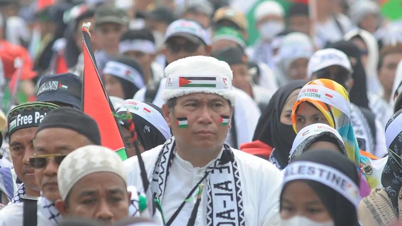 Atribut yang mereka bawa di antaranya adalah syal, ikat kepala, sorban, hingga bendera Palestina.