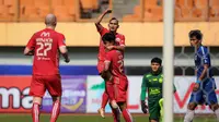 Pemain Persija Jakarta, Riko Simanjuntak melakukan selebrasi setelah mencetak gol pertama timnya saat laga lanjutan BRI Liga 1 2022/2023 antara Persija Jakarta melawan PSIS Semarang di Stadion Wibawa Mukti, Cikarang, Kamis (16/03/2023). (Bola.com/Bagaskara Lazuardi)