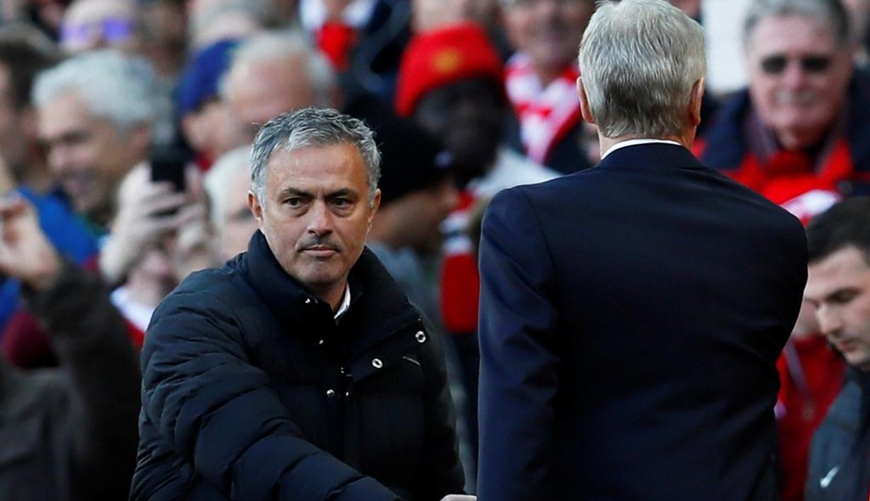 Pelatih MU, Jose Mourinho, bersalaman dengan pelatih Arsenal, Arsene Wenger, jelang laga Premier League di Stadion Old Trafford, Sabtu (19/11/2016). (Action Images via Reuters/Jason Cairnduff)