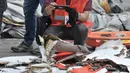 Penyelidik dari KNKT Amerika Serikat mengambil gambar puing-puing pesawat Lion Air JT 610 PK-LQP di Pelabuhan JICT 2, Jakarta, Kamis (1/11). Tim investigasi dari Amerika Serikat dibawa untuk membantu penyelidikan. (Merdeka.com/ Iqbal S. Nugroho)