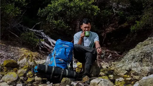 Pendaki sedang beristirahat di perjalanan ke Gunung Sekicau