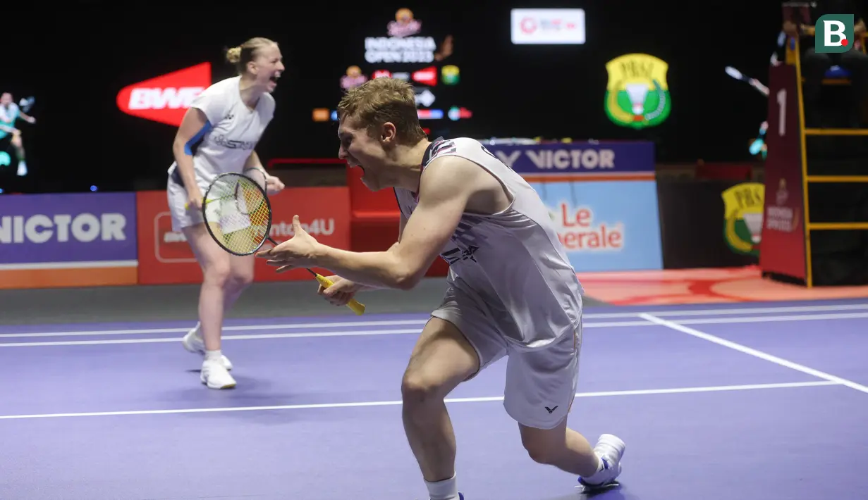 Kemenangan ini menjadi sejarah baru karena Gicquel/Delrue menjadi pebulu tangkis asal Prancis pertama yang memenangi Indonesia Open maupun ajang BWF World Tour Super 1000. (Bola.com/M Iqbal Ichsan)