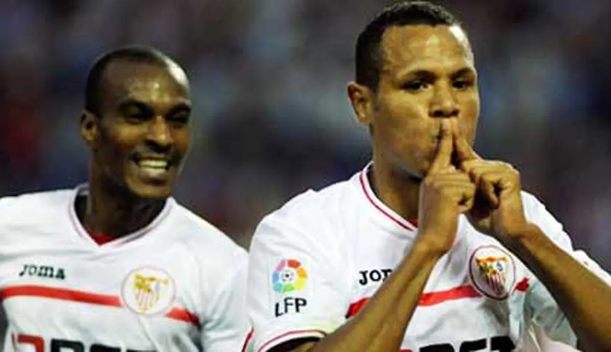 Selebrasi gol striker Sevilla asal Brasil Luis Fabiano ke gawang Athletic Bilbao dalam lanjutan La Liga di Ramon Sanchez Pizjuan Stadium, 24 Oktober 2010. Sevilla unggul 4-3. AFP PHOTO / JORGE GUERRERO 