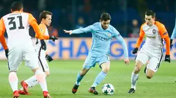 Pemain Manchester City, Bernardo Silva mengendalikan bola dengan kawalan pemain Shakhtar Donetsk pada matchday terakhir Grup F Liga Champions di Stadion Oblasny Sport Komplex Metalist, Kamis (7/12). Manchester City takluk 1-2. (AP / Efrem Lukatsky)