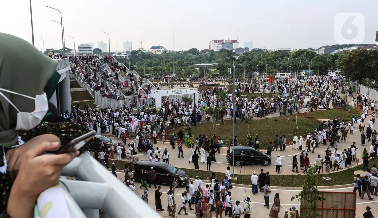<p>Umat Islam bersiap melaksanakan sholat Id 1 Syawal 1443 Hijriah hingga memenuhi Stadion Jakarta Internasional Stadium, Senin (2/5/2022). Pemerintah Indonesia menetapkan Hari Raya Idul Fitri 1443 Hijriah jatuh pada tanggal 2 Mei 2022. (Liputan6.com/Johan Tallo)</p>