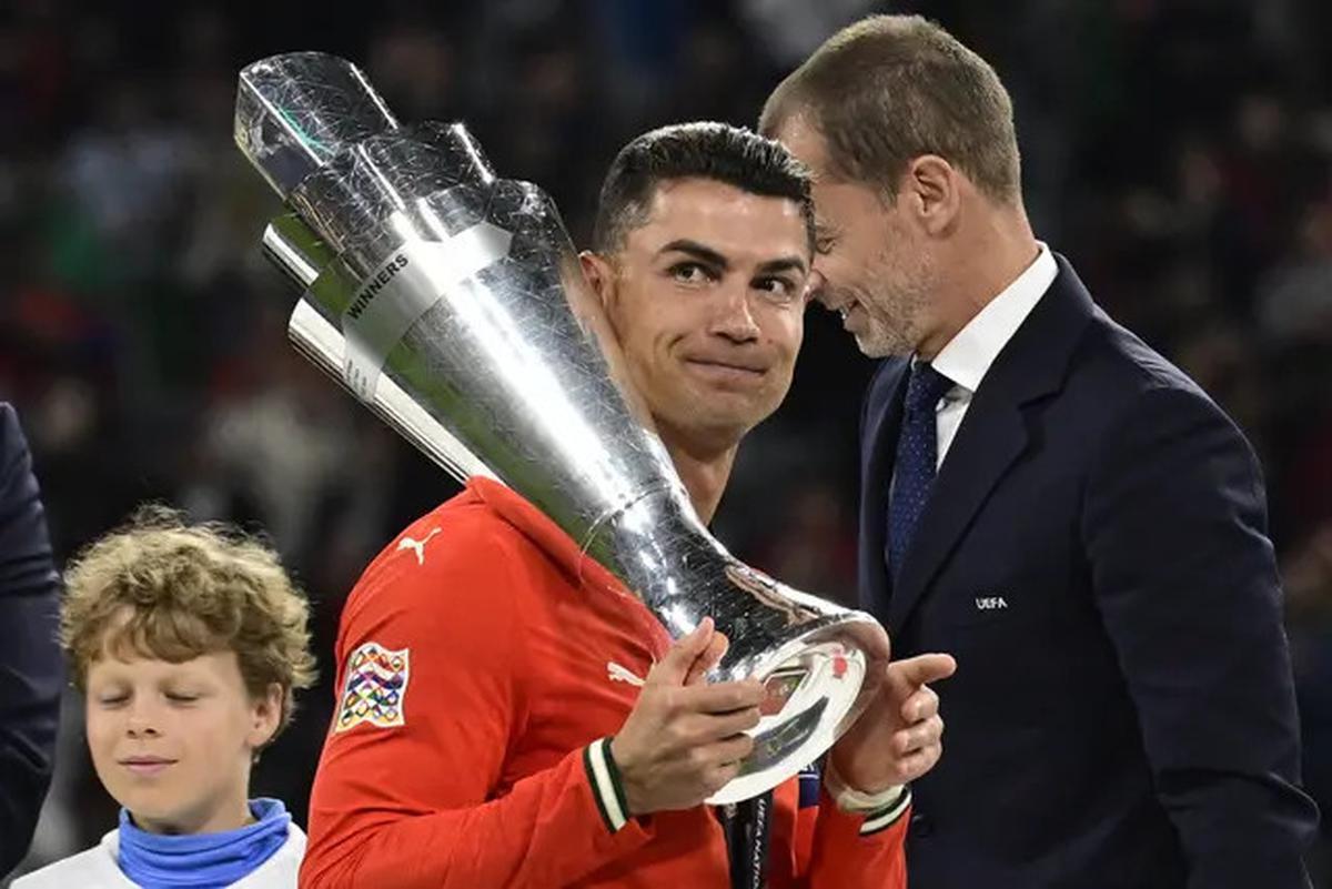 Cristiano Ronaldo Kirim Jersey Spesial Plus Pesan Menyentuh untuk Presiden AS Donld Trump