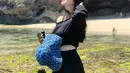 Pantai sepertinya menjadi salah satu destinasi favorit Felicya Angelista. Penampilannya saat liburan ke pantai pun tampak lebih santai. Ia tampil stylish dengan setelan baju hitam model sabrina. Topi yang dikenakannya pun membuatkan makin memesona.(Liputan6.com/IG/@felicyangelista_)