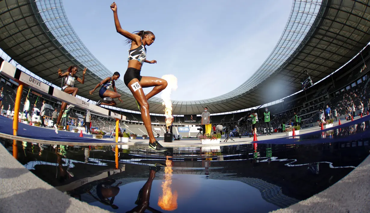 Pelari Kenya, Beatrice Chepkoech, saat beraksi pada nomor 3000m halang rintang Kejuaraan Atletik Intenasional di Stadion Olympic, Jerman, Minggu (13/9/2020). (AFP/Odd Andersen)