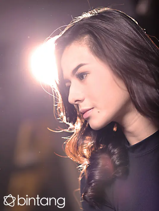 Peran Angel yang dilakoni Eriska harus berkepala plontos alias botak. Dia berjuang melawan penyakitnya dengan dorongan ibunya dan hidupnya mulai berubah sejak bertemu seorang pemusik. (Febio Hernanto/Bintang.com)