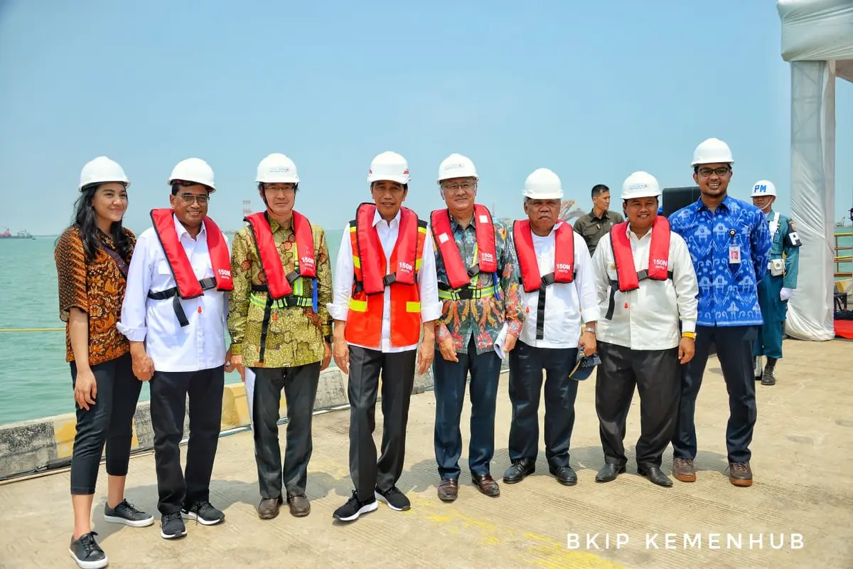 Presiden Jokowi tinjau pelabuhan Patimban, didampingi Menhub Budi Karya Sumadi, Menteri PUPR Basuki Hadimuljono dan Seskab Pramono Anung. Foto: Dok Kementerian Perhubungan