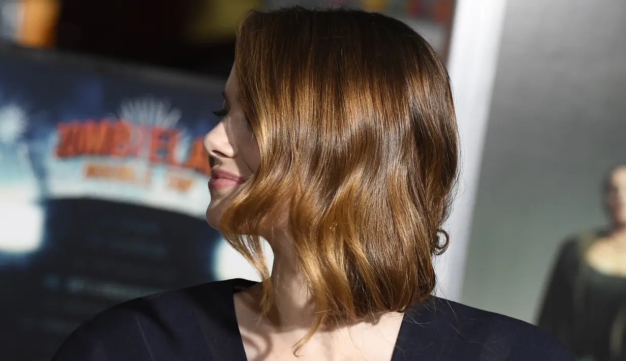 Emma Stone berpose saat menghadiri pemutaran perdana "Zombieland: Double Tap" di Teater Village Village di Los Angeles (10/10/2019). Emma Stone tampil anggun dalam gaun warna biru merah dengan menunjukkan belahan dada di acara tersebut. (AFP Photo/Frazer Harrison)