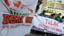 BEM Seluruh Indonesia membawa spanduk saat menggelar aksi penolakan reklamasi Teluk Jakarta di Car Free Day (CFD), Bundaran HI, Minggu (11/9). Mereka menolak reklamasi Pulau G di Pantai Utara Jakarta untuk dilanjutkan. (Liputan6.com/Faizal Fanani)