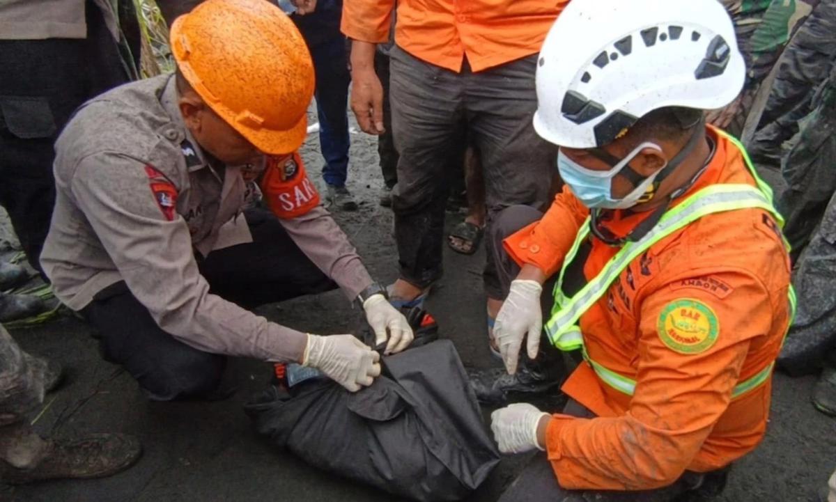 FOTO: Evakuasi Dua Pendaki Asing Korban Erupsi Gunung Dukono