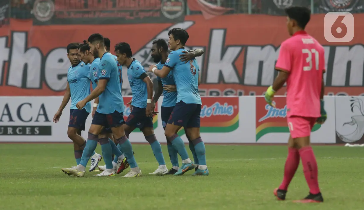 Pemain Sabah FC merayakan gol saat pada laga uji coba internasional melawan Persija di Stadion Patriot Candrabhaga, Kota Bekasi, Minggu (5/6/2022). Persija kalah 1-2 dari Sabah FC. (Liputan6.com/Helmi Fithriansyah)
