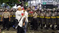 Tembakan Gas Air Mata Berbalas Bom Molotov di Kantor Bawaslu
