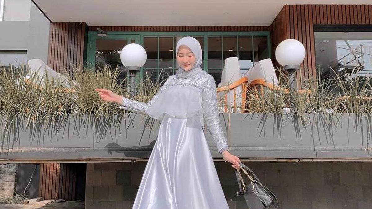 7 Model Gamis Brokat Satin Remaja 2025, Cocok untuk Kondangan hingga Acara Perpisahan