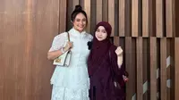 10 Outfit Artis Wanita di Acara Perpisahan Sekolah Anak 2025, Inspirasi Gaya