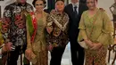 Sementara sang adik, Krisdayanti memilih kebaya berwarna hijau muda yang segar. Tampilan kebayanya kian menarik dengan selendang dua warna sebagai pelengkap.  [@krisdayantilemos/@yunishara36].