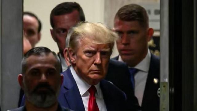 Donald Trump, presiden ke-45 Amerika Serikat, saat berada di Gedung Pengadilan Kriminal Manhattan di New York pada Selasa (4/4/2023). (Dok. AFP)