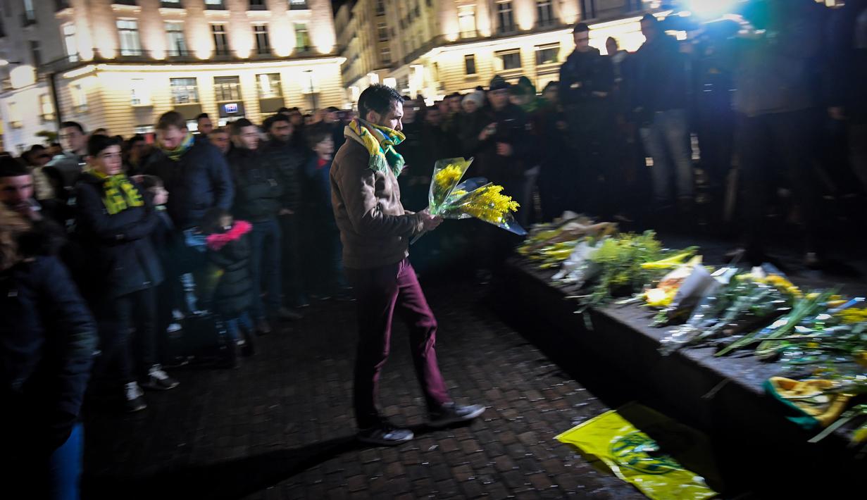 Ekspresi pendukung FC Nantes yang larut dalam kedukaan. Hal tersebut terjadi setelah mendengar kabar mantan bintang mereka, Emiliano Sala tewas karena pesawat yang ditumpanginya hilang dari kontak. (AFP/Loic Venance)