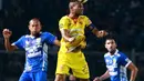 Penyerang Sriwijaya FC Titus Bonai Tengah beradu bola udara dengan bek Persib Supardi Nasir di final Piala Presiden di Stadion GBK, Jakarta, Minggu (18/10/2015). Gol Persib dicetak Ahmad Jufriyanto dan Makan Konate. (Liputan6.com/Yoppy Renato)