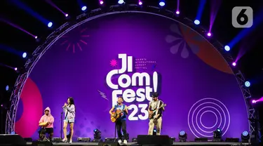 Penampilan Music Comedy (Davi Sumbing feat Berlliana Lovell) di acara Jakarta International Comedy Festival 2023 (JiComFest23) di Tennis Indoor Gelora Bung Karno, Jakarta, Jumat (15/12/2023). (Liputan6.com/Herman Zakharia)